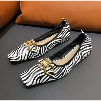 Mulheres 2021 De Verão, Sapatos Da Menina Metal Decoração Pulseira De Fivela Vintage Padrão De Pedra Fêmeas Sapatos De Senhora Superficial Plana Sapatos